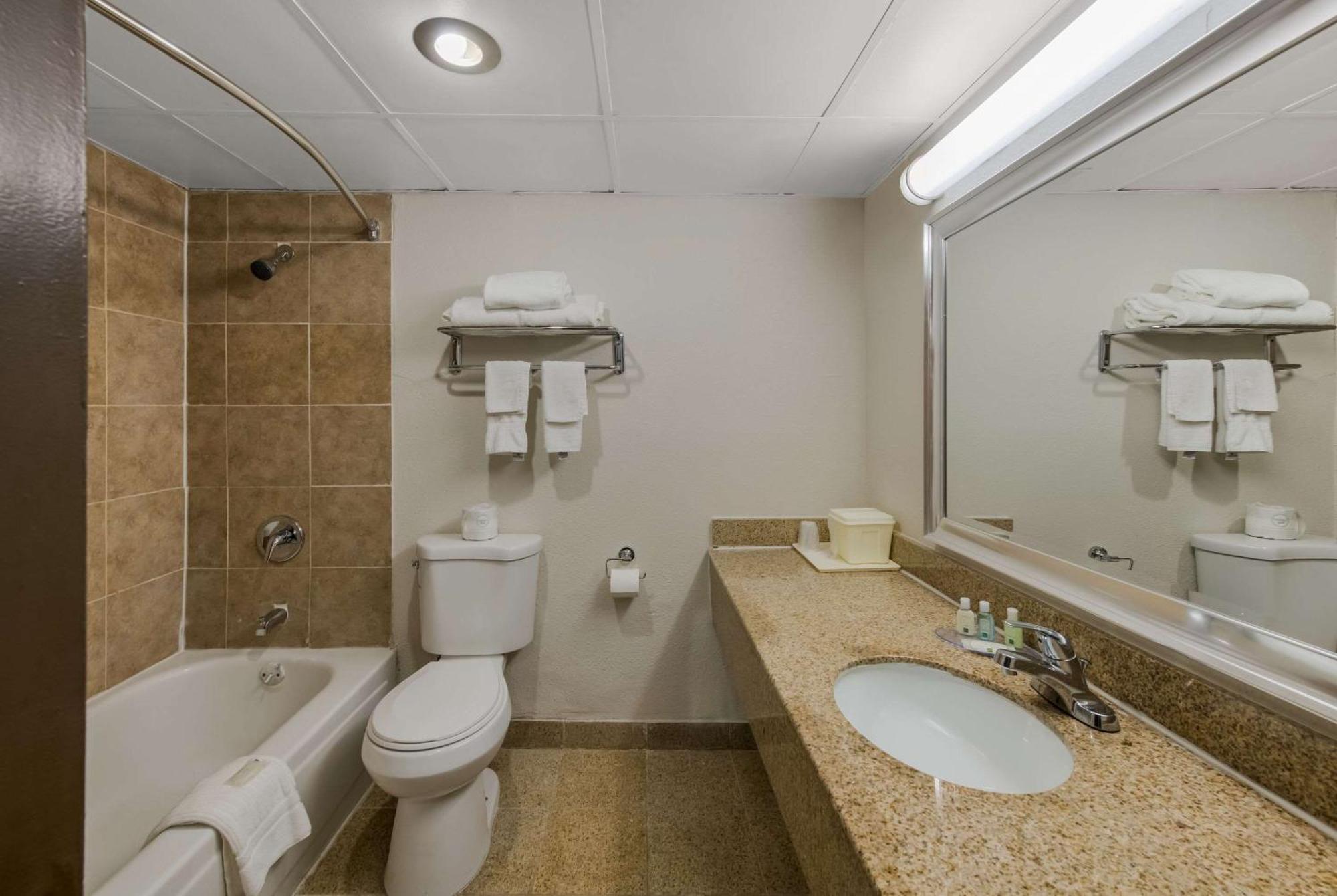 Quality Inn Airport Woodson Terrace Екстериор снимка