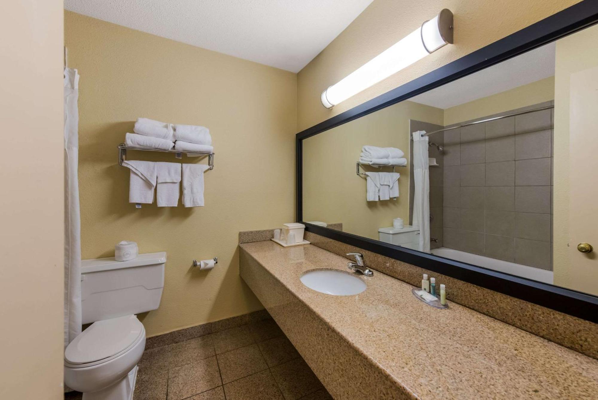 Quality Inn Airport Woodson Terrace Екстериор снимка