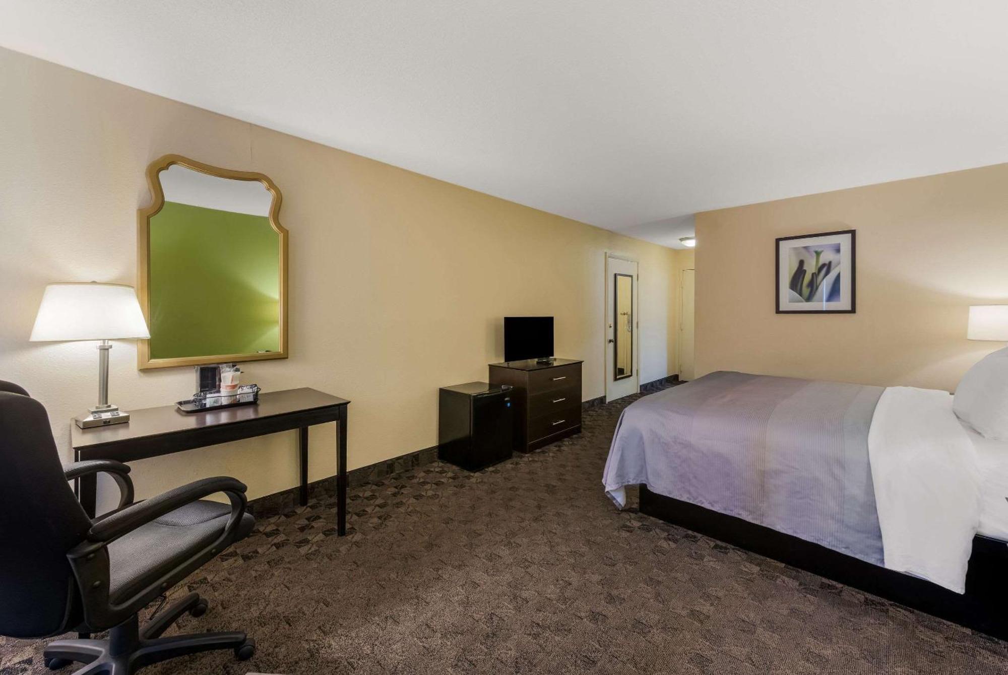 Quality Inn Airport Woodson Terrace Екстериор снимка