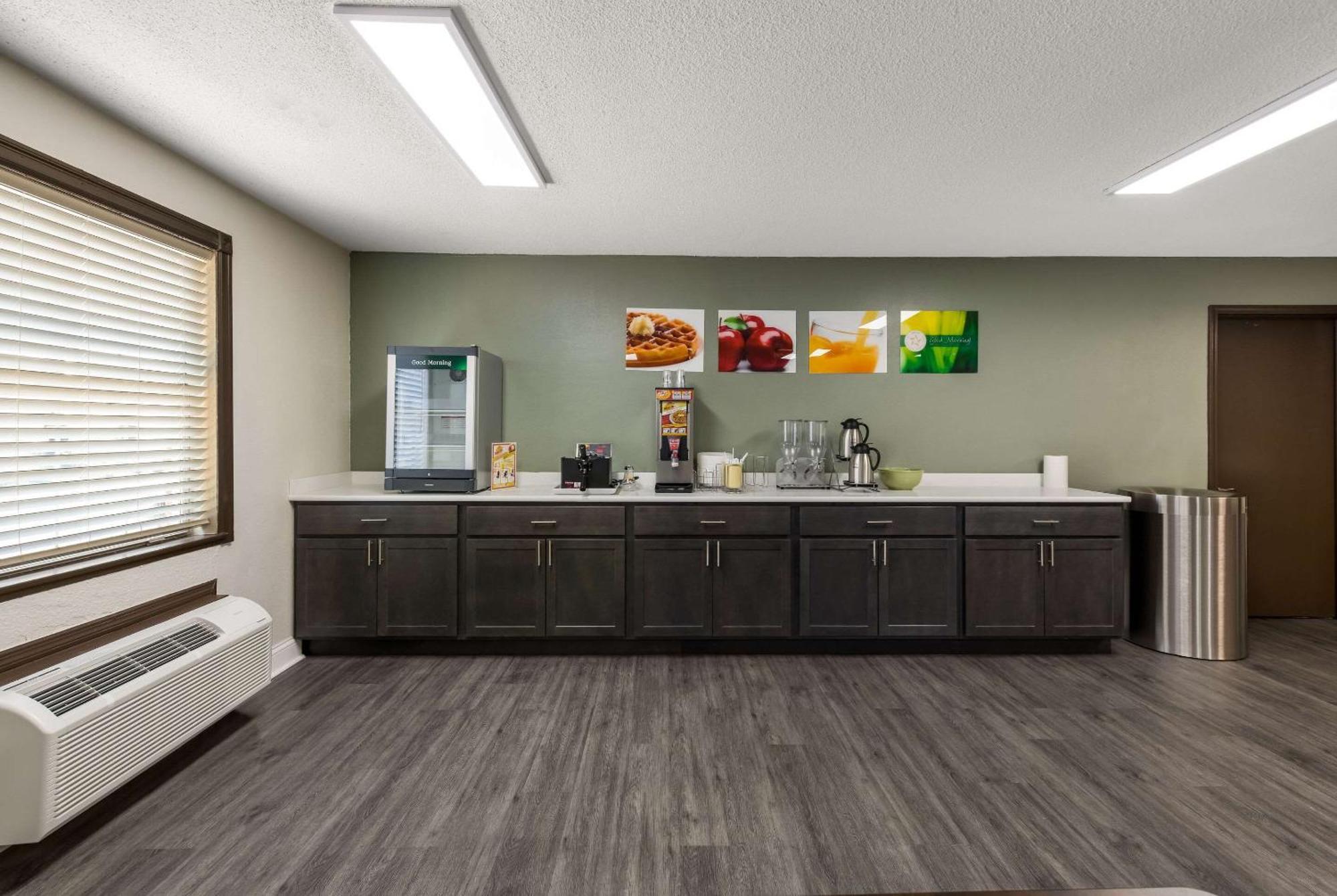 Quality Inn Airport Woodson Terrace Екстериор снимка
