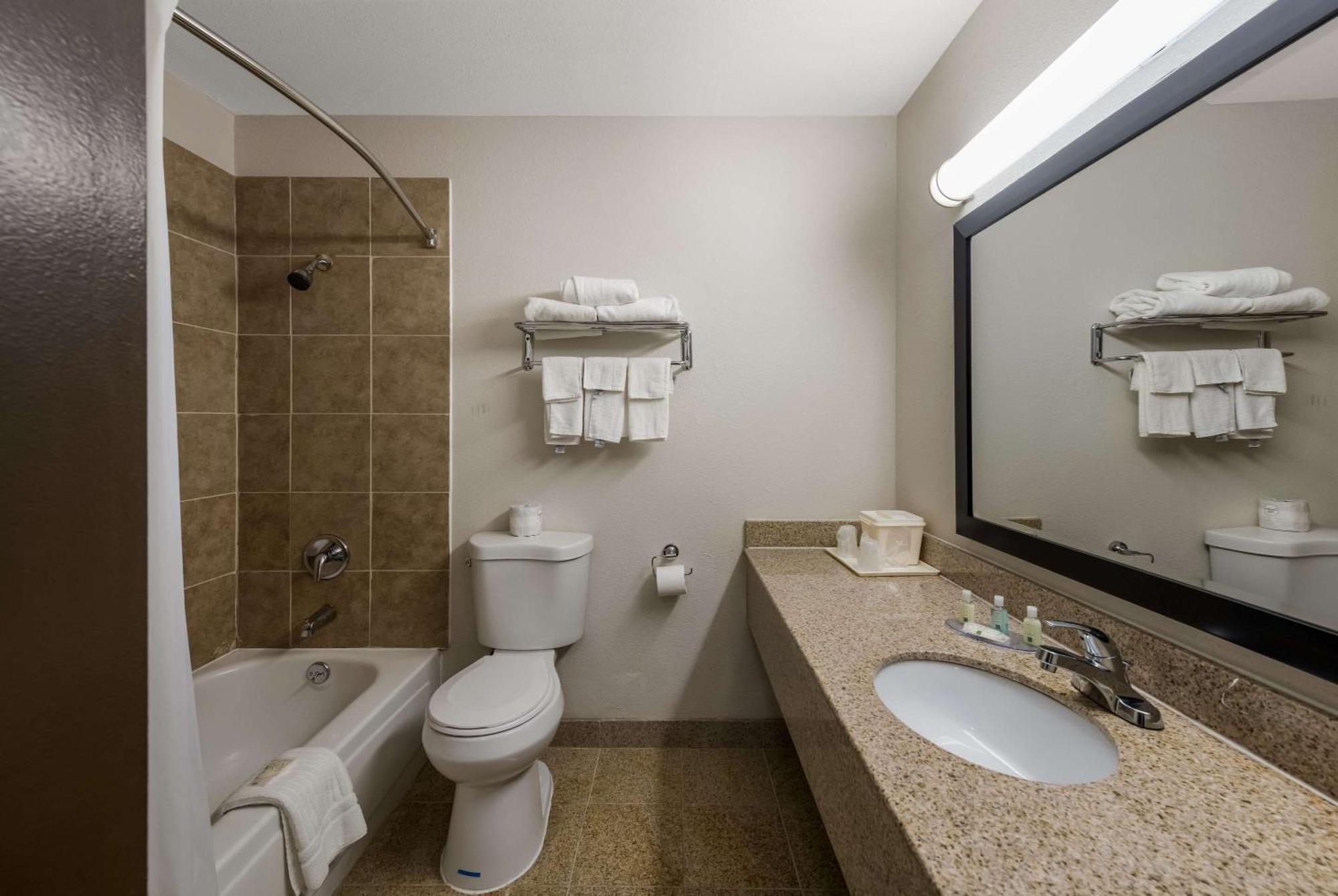 Quality Inn Airport Woodson Terrace Екстериор снимка