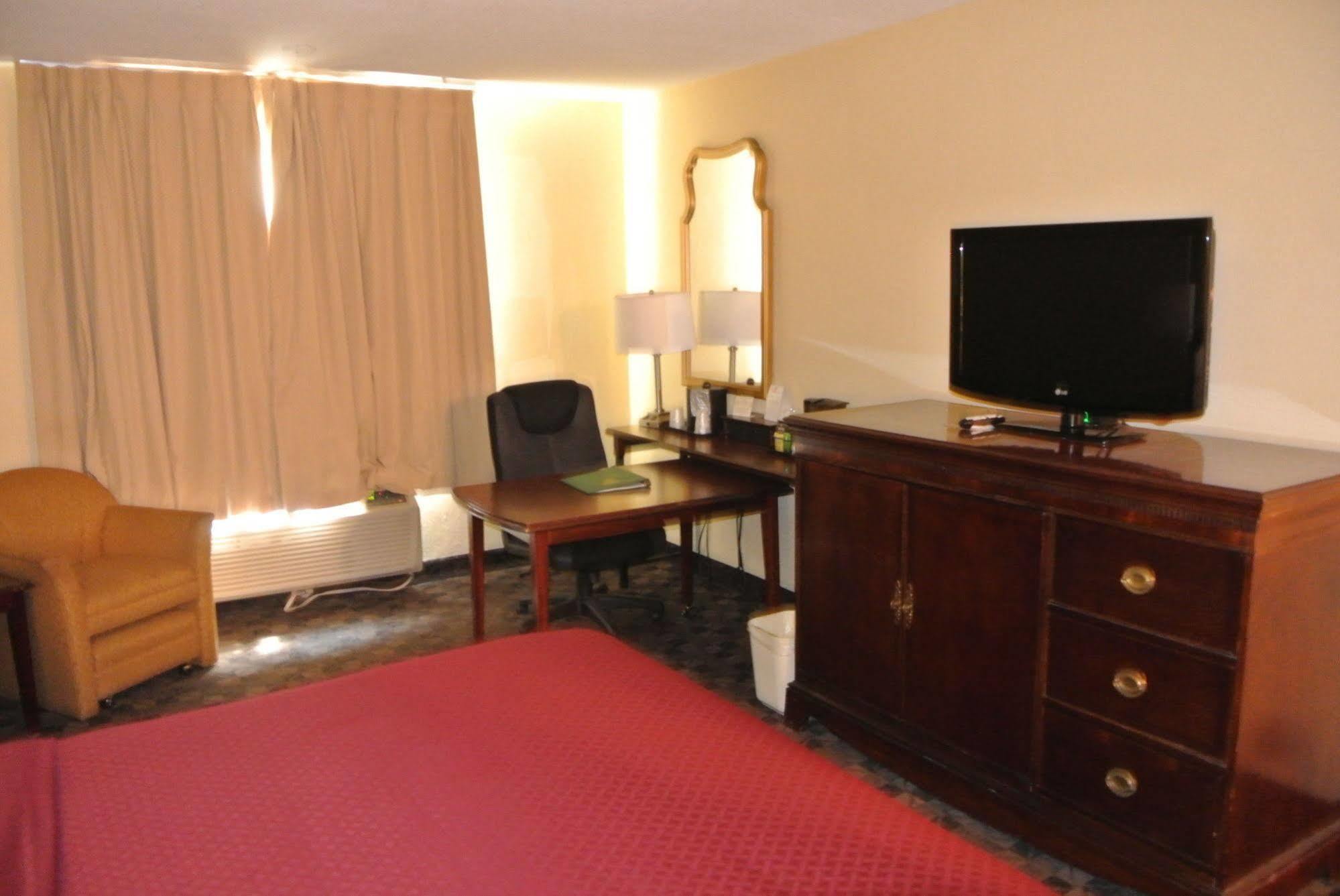 Quality Inn Airport Woodson Terrace Екстериор снимка